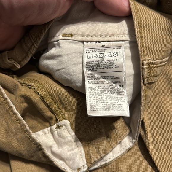 Old Navy lived in khaki flat front shorts size 42. - Picture 3 of 4